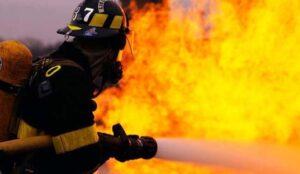 السيطرة على حريق مخزن بجوار فيلا بالبدرشين دون إصابات اخماد حريق