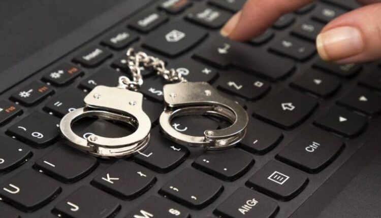 الجرائم الإلكترونية ومخاطرها على المجتمع 